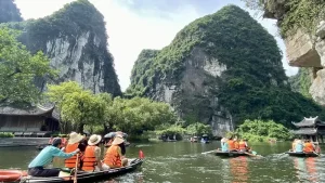 Khách du lịch tham quan Tràng An